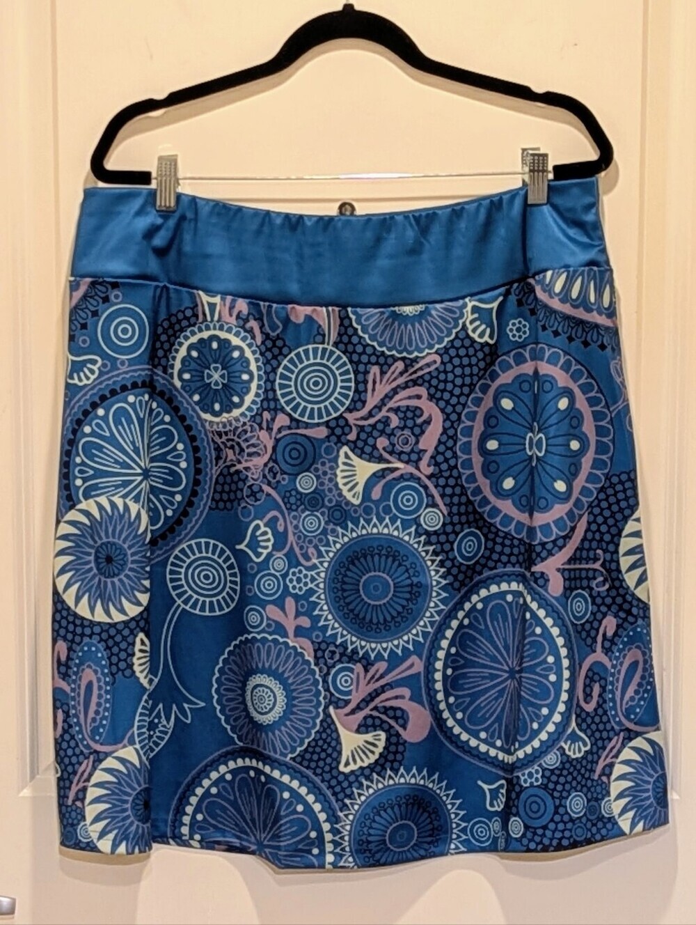 3/$30 EUC Misslook 3X Blue Stretch Mini Skirt with Blue Floral Mandala Pattern